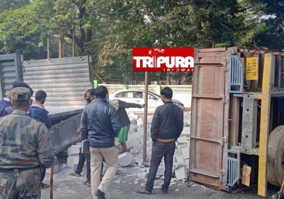 Truck Turned Over at Circuit House, Driver Injured Truck Turned Over at Circuit House, Driver Injured